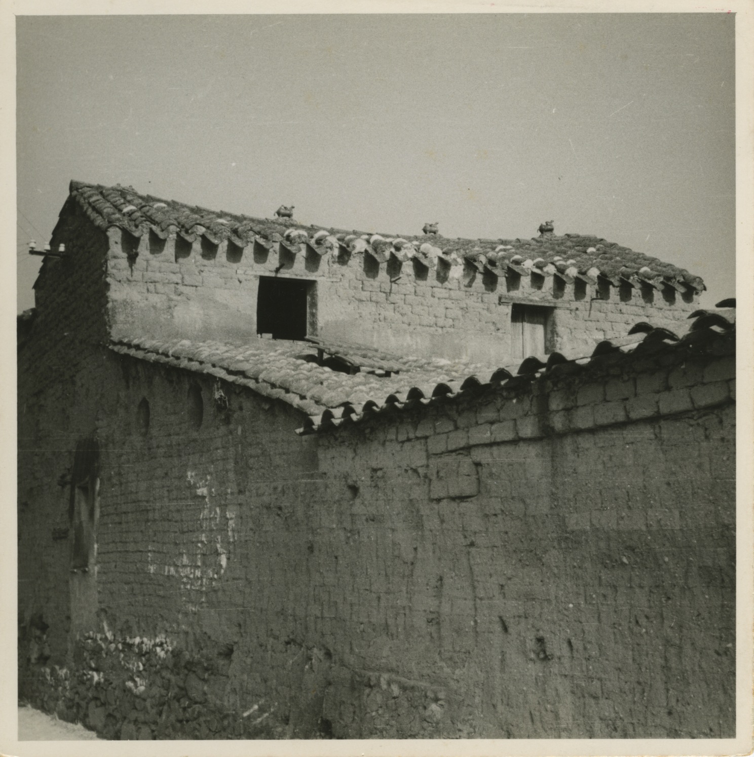 Vico Mossa Fotografie d’Architettura_466 serramanna cavallini di terracotta sul colmo del tetto TAV 34