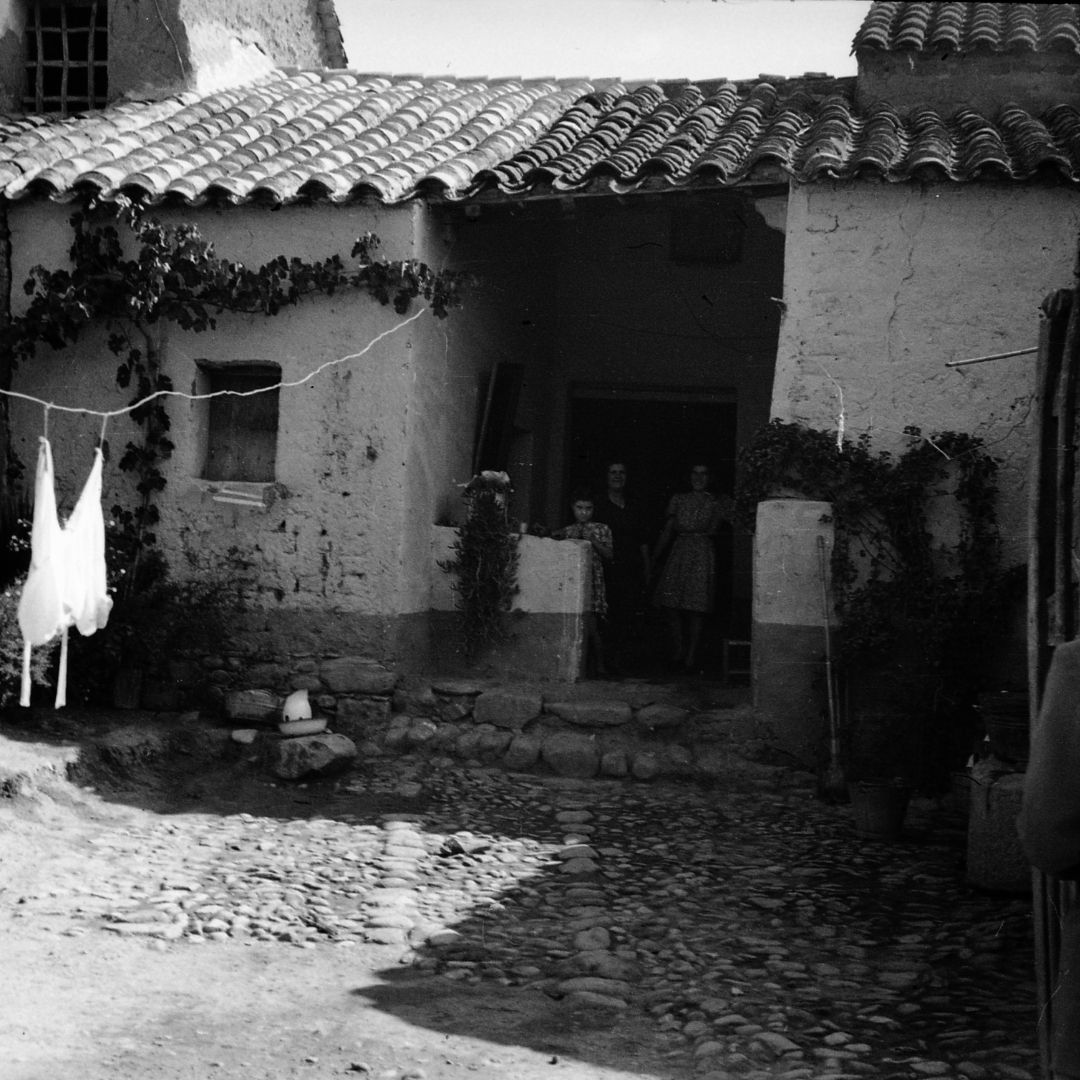 Vico Mossa Fotografie d’Architettura_spezzone 2 serramanna esterno campidanese con persone (casa foto 161)